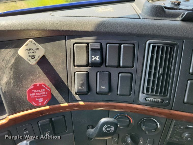 image for item DX7252 2012 Volvo VNL semi truck