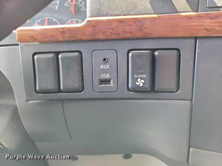 image for item DX7252 2012 Volvo VNL semi truck