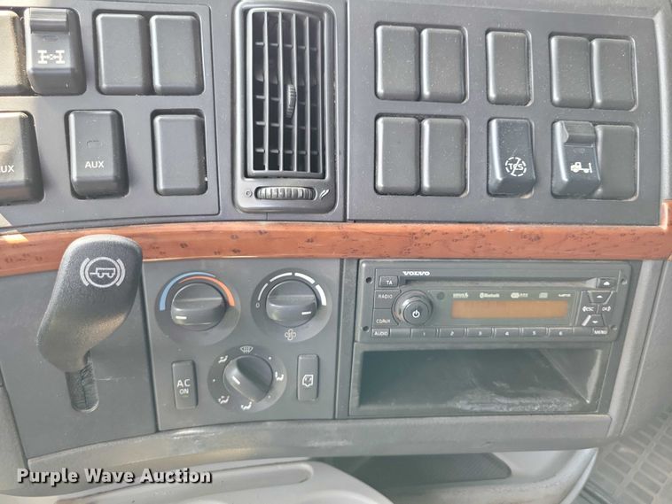 image for item DX7252 2012 Volvo VNL semi truck