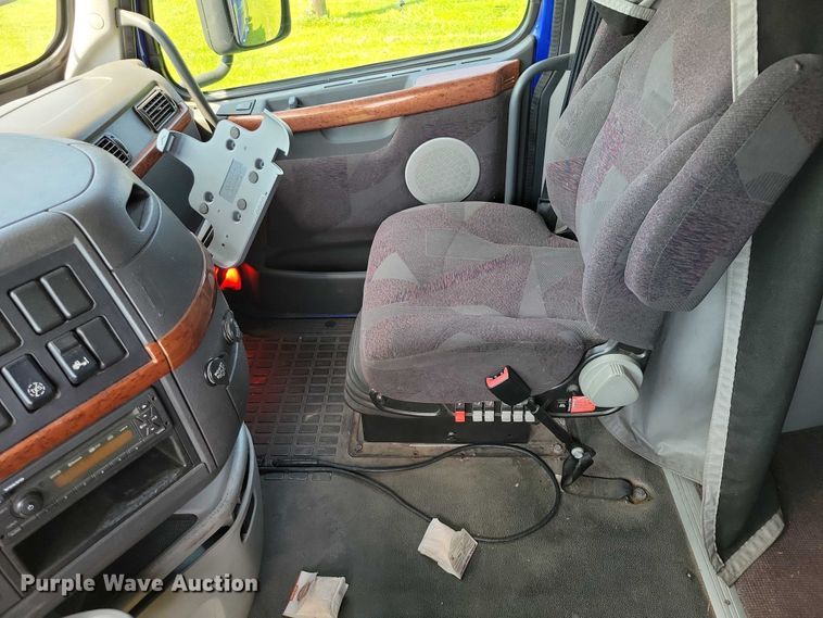 image for item DX7252 2012 Volvo VNL semi truck