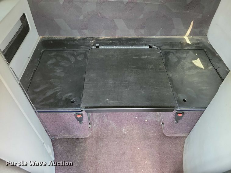 image for item DX7252 2012 Volvo VNL semi truck