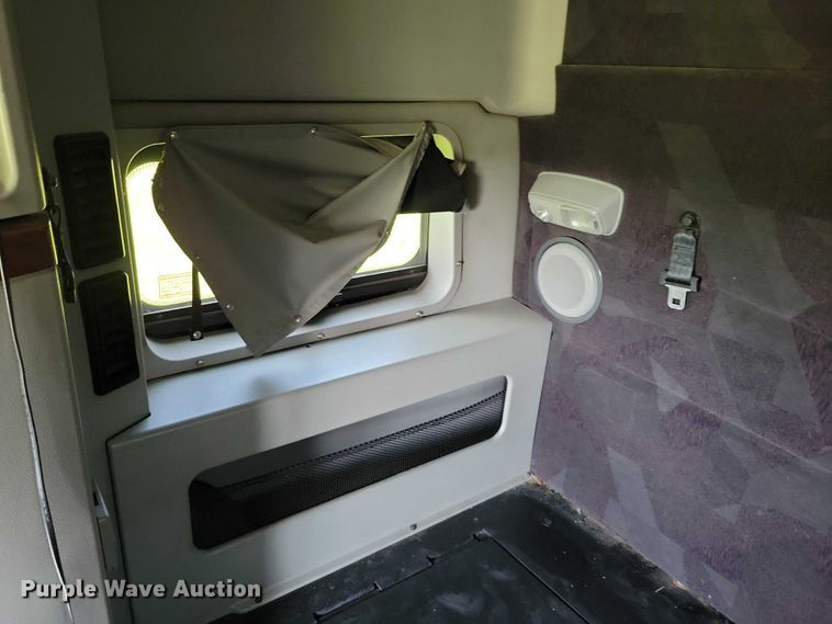 image for item DX7252 2012 Volvo VNL semi truck