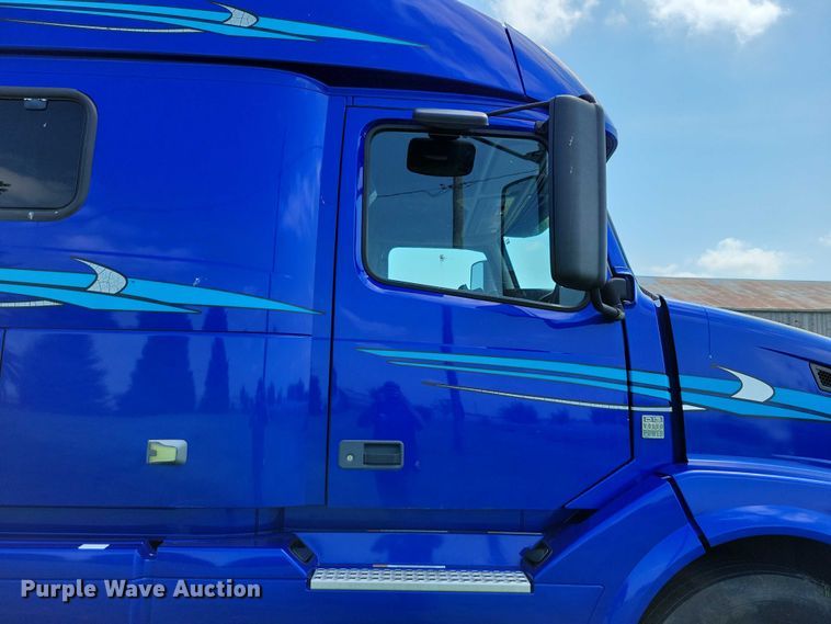 image for item DX7252 2012 Volvo VNL semi truck