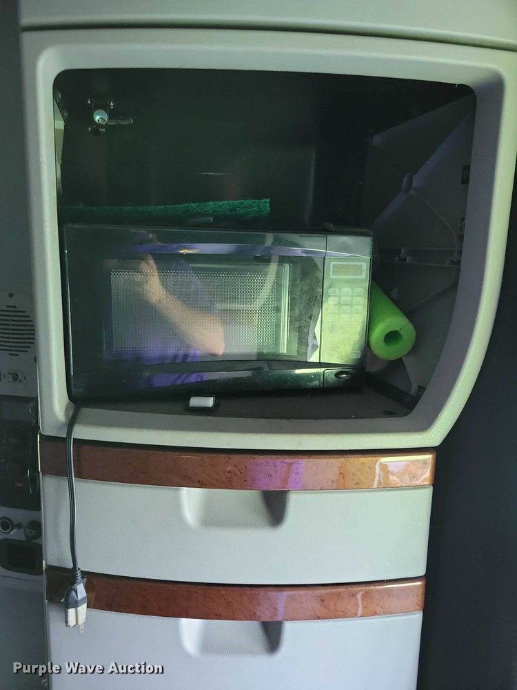 image for item DX7252 2012 Volvo VNL semi truck