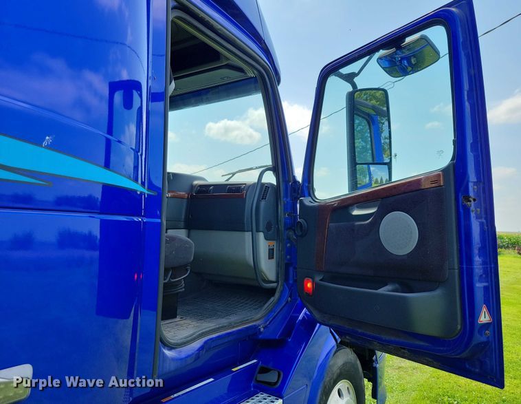 image for item DX7252 2012 Volvo VNL semi truck