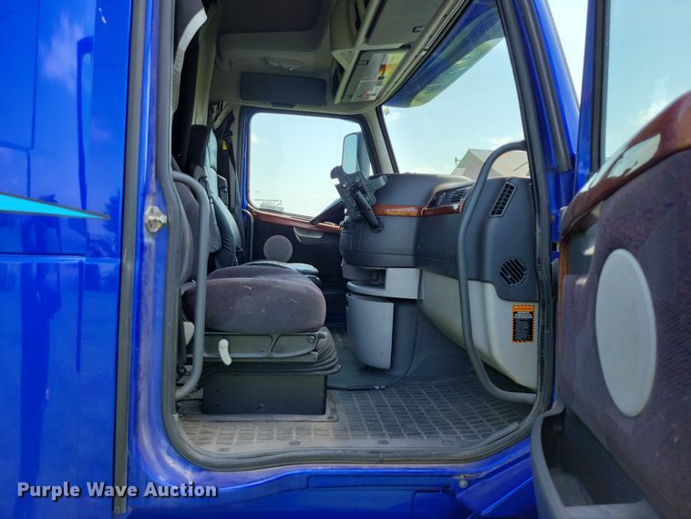 image for item DX7252 2012 Volvo VNL semi truck