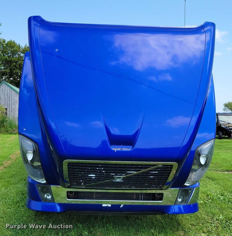 image for item DX7252 2012 Volvo VNL semi truck