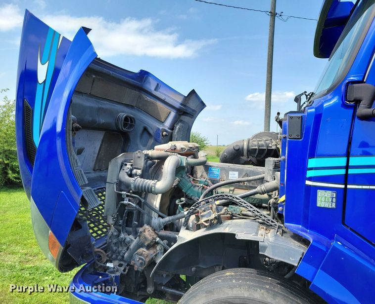 image for item DX7252 2012 Volvo VNL semi truck