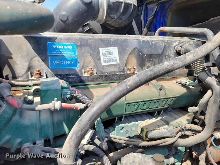 image for item DX7252 2012 Volvo VNL semi truck