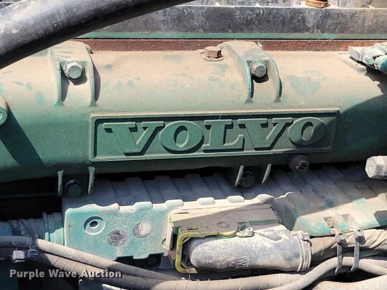 image for item DX7252 2012 Volvo VNL semi truck