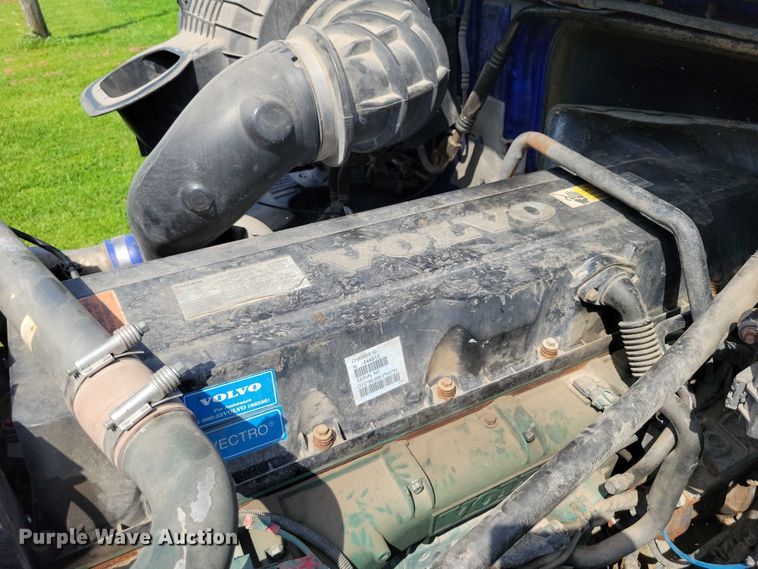 image for item DX7252 2012 Volvo VNL semi truck