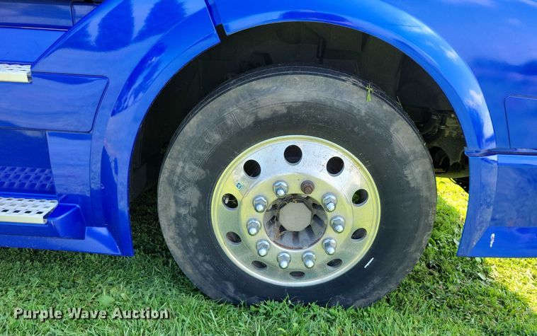 image for item DX7252 2012 Volvo VNL semi truck