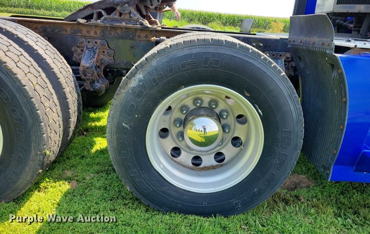 image for item DX7252 2012 Volvo VNL semi truck