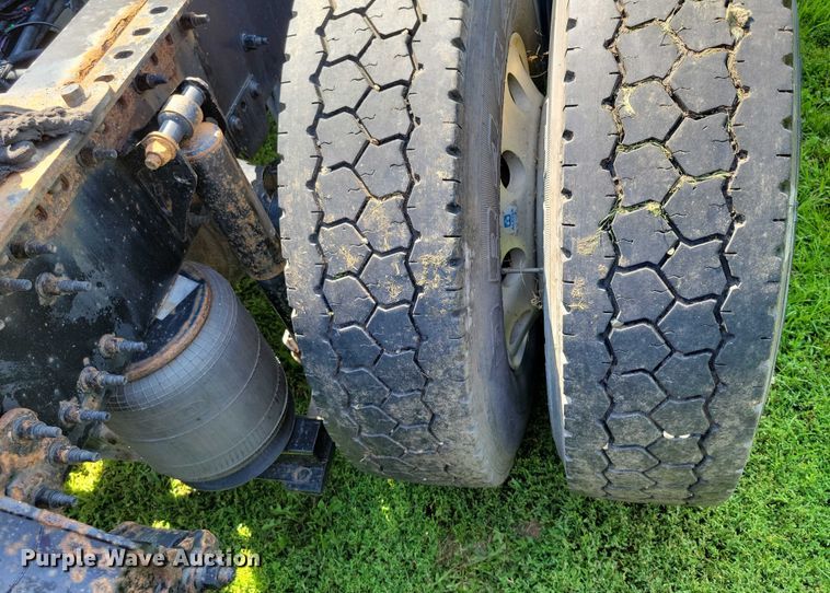 image for item DX7252 2012 Volvo VNL semi truck