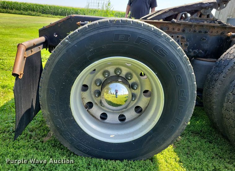 image for item DX7252 2012 Volvo VNL semi truck