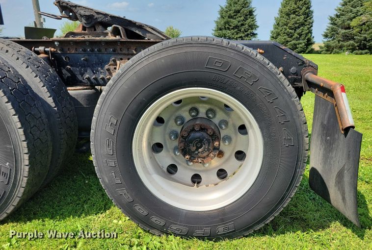 image for item DX7252 2012 Volvo VNL semi truck