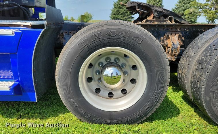 image for item DX7252 2012 Volvo VNL semi truck