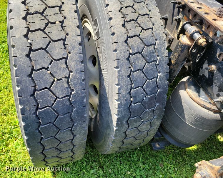 image for item DX7252 2012 Volvo VNL semi truck