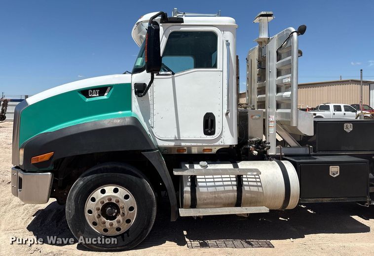 image for item DX8069 2014 Caterpillar CT660 semi truck