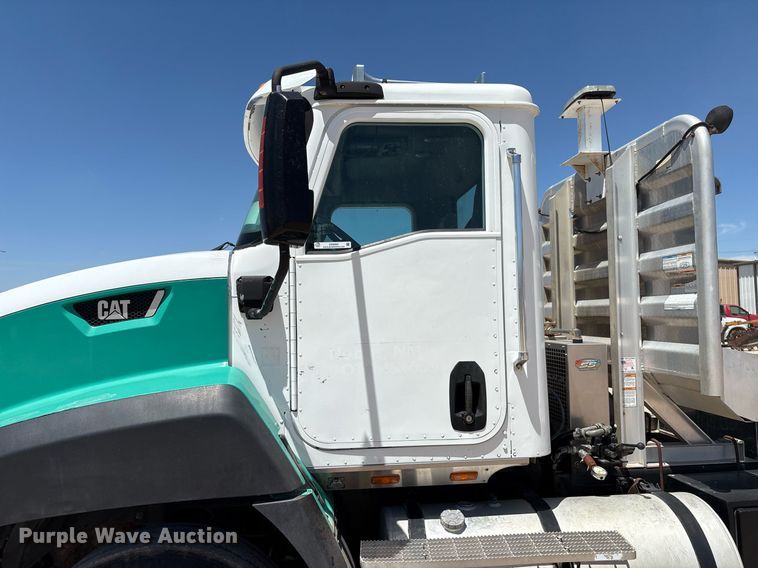 image for item DX8069 2014 Caterpillar CT660 semi truck