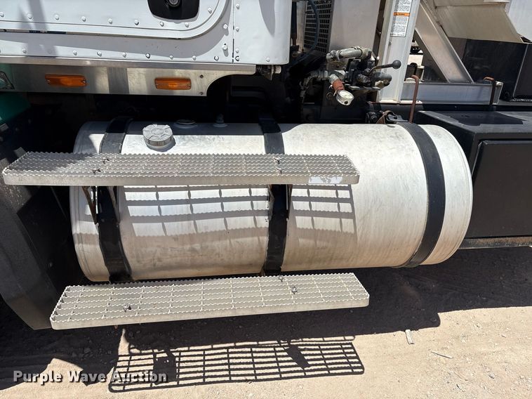 image for item DX8069 2014 Caterpillar CT660 semi truck