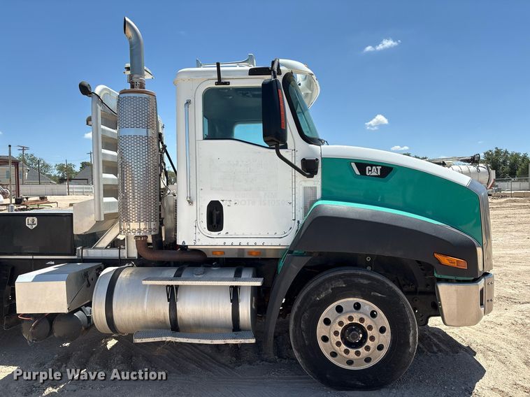 image for item DX8069 2014 Caterpillar CT660 semi truck