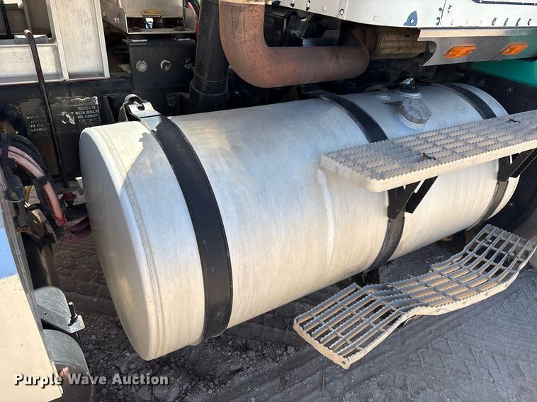 image for item DX8069 2014 Caterpillar CT660 semi truck