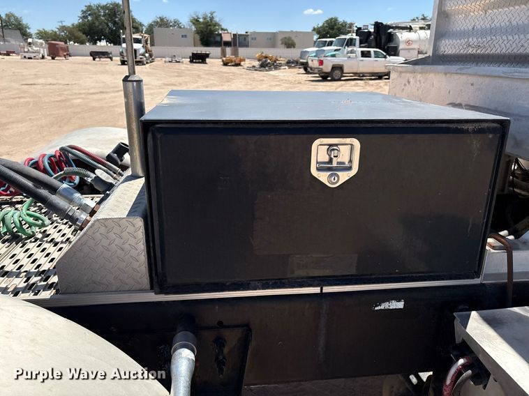 image for item DX8069 2014 Caterpillar CT660 semi truck