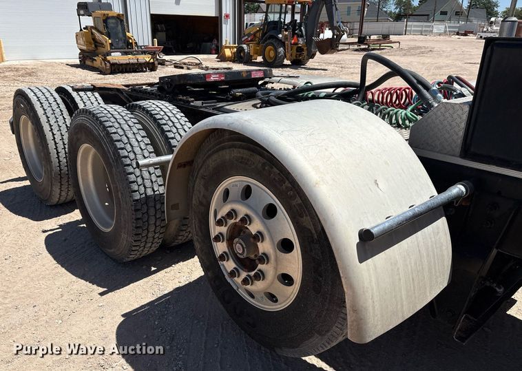 image for item DX8069 2014 Caterpillar CT660 semi truck