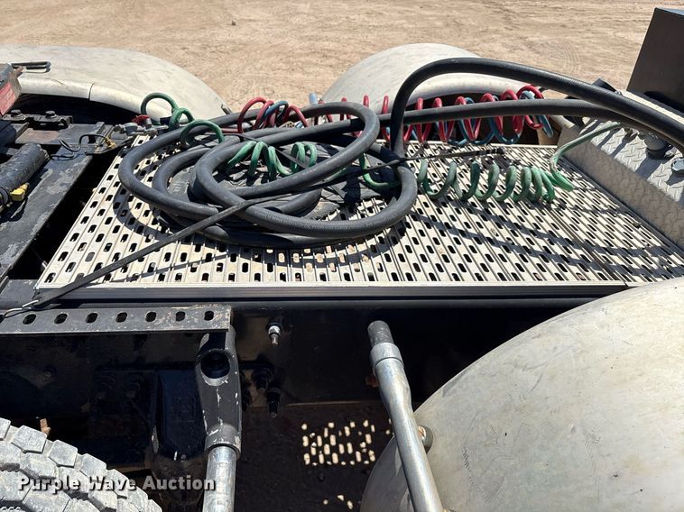 image for item DX8069 2014 Caterpillar CT660 semi truck