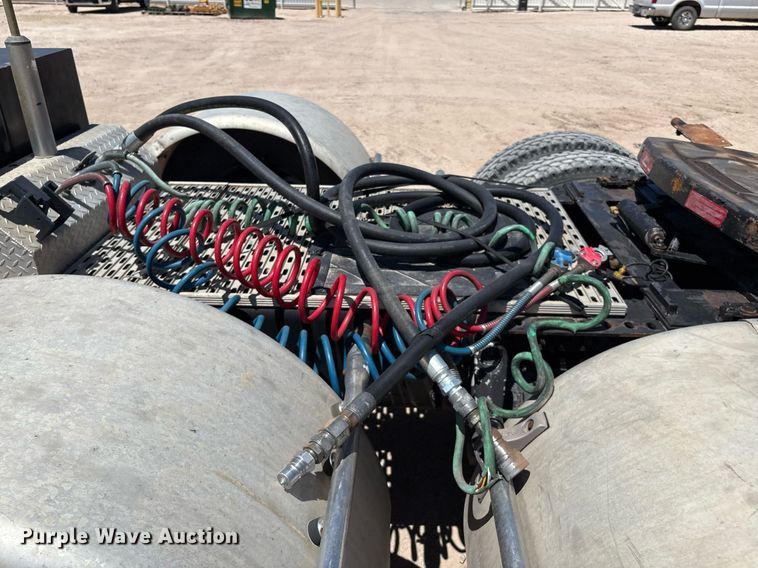 image for item DX8069 2014 Caterpillar CT660 semi truck