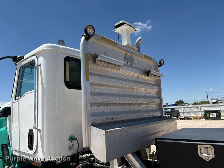 image for item DX8069 2014 Caterpillar CT660 semi truck