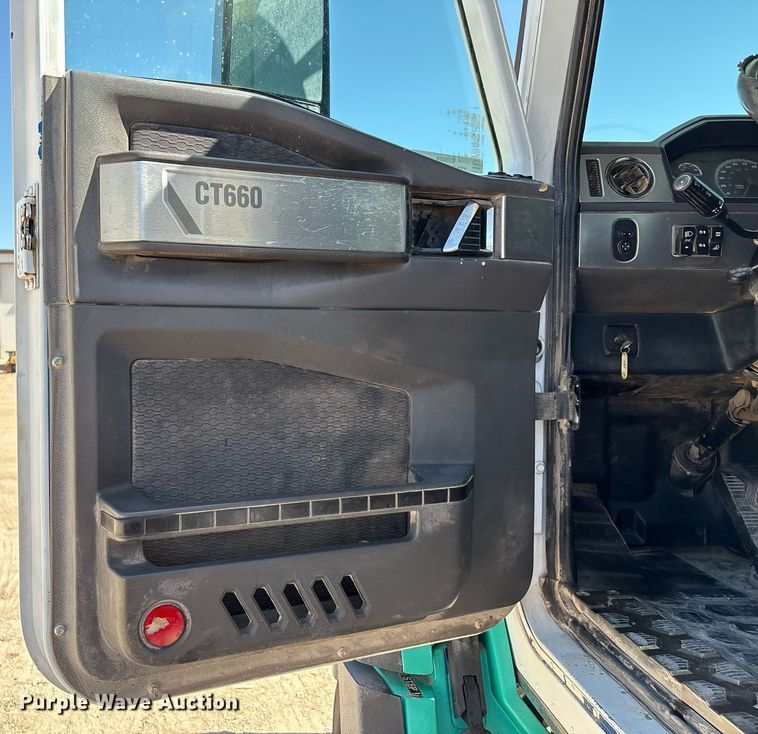 image for item DX8069 2014 Caterpillar CT660 semi truck