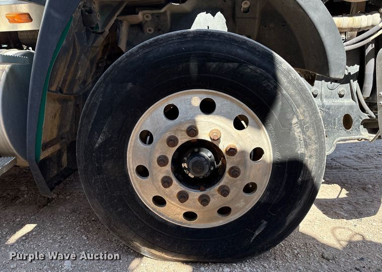 image for item DX8069 2014 Caterpillar CT660 semi truck