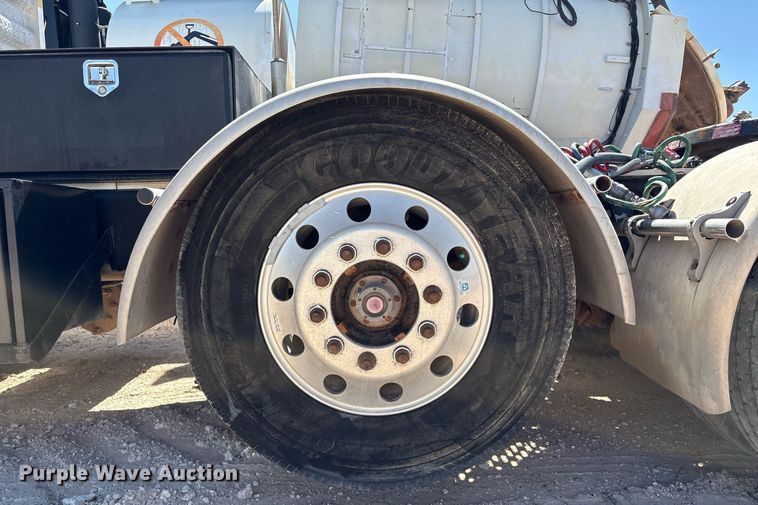 image for item DX8069 2014 Caterpillar CT660 semi truck