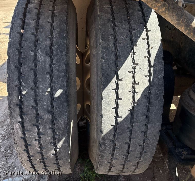 image for item DX8069 2014 Caterpillar CT660 semi truck