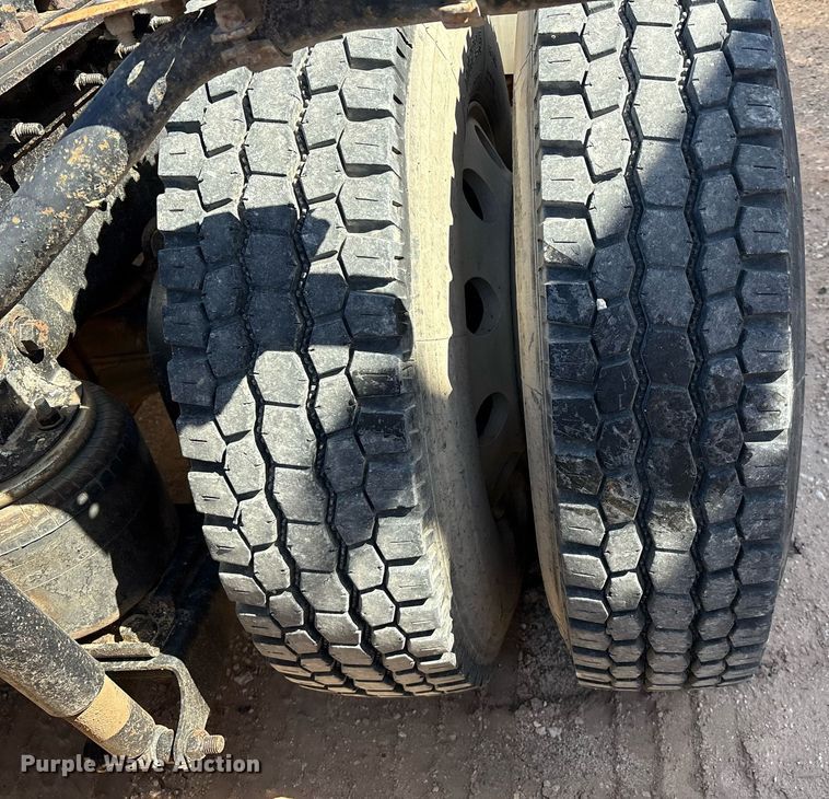 image for item DX8069 2014 Caterpillar CT660 semi truck