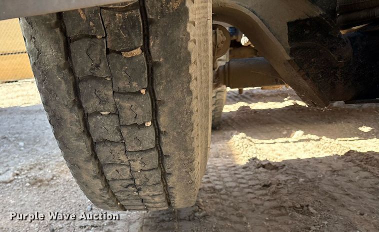 image for item DX8069 2014 Caterpillar CT660 semi truck