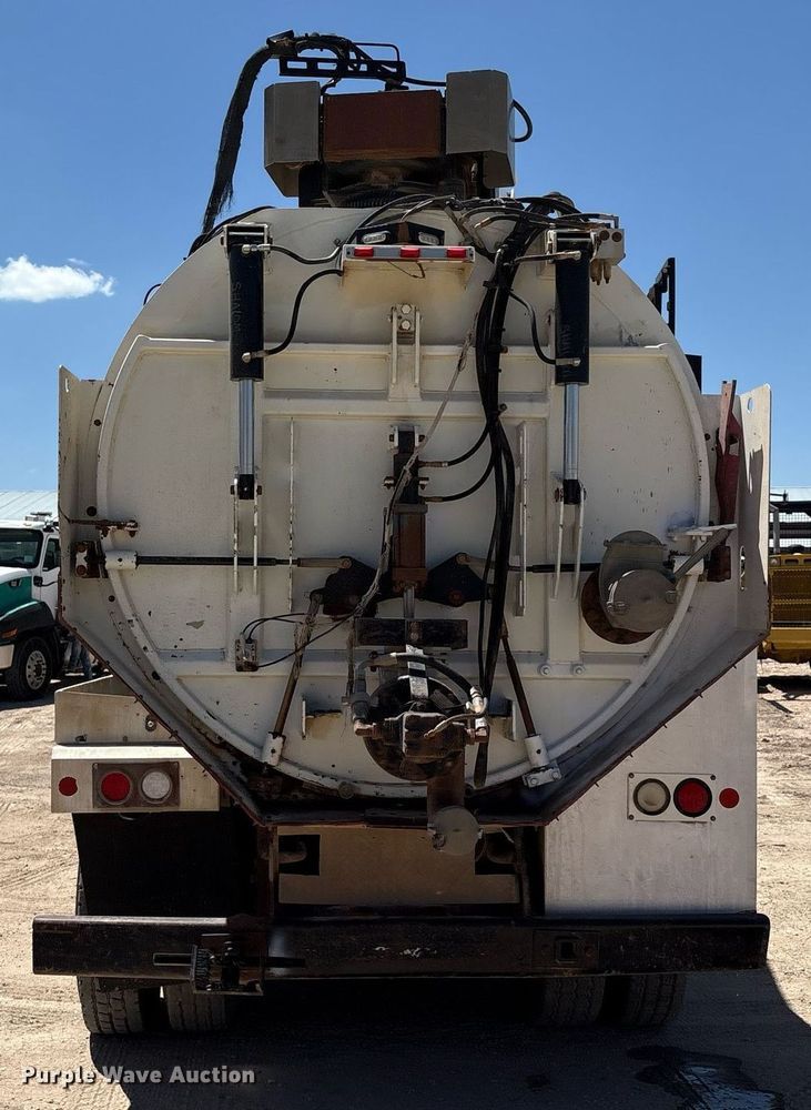image for item DX8070 2009 International 7600 hydrovac truck