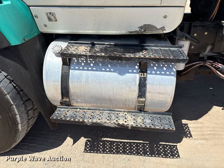 image for item DX8070 2009 International 7600 hydrovac truck