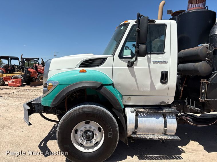 image for item DX8070 2009 International 7600 hydrovac truck