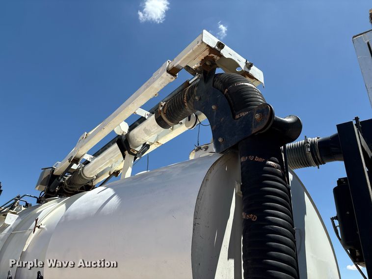 image for item DX8070 2009 International 7600 hydrovac truck