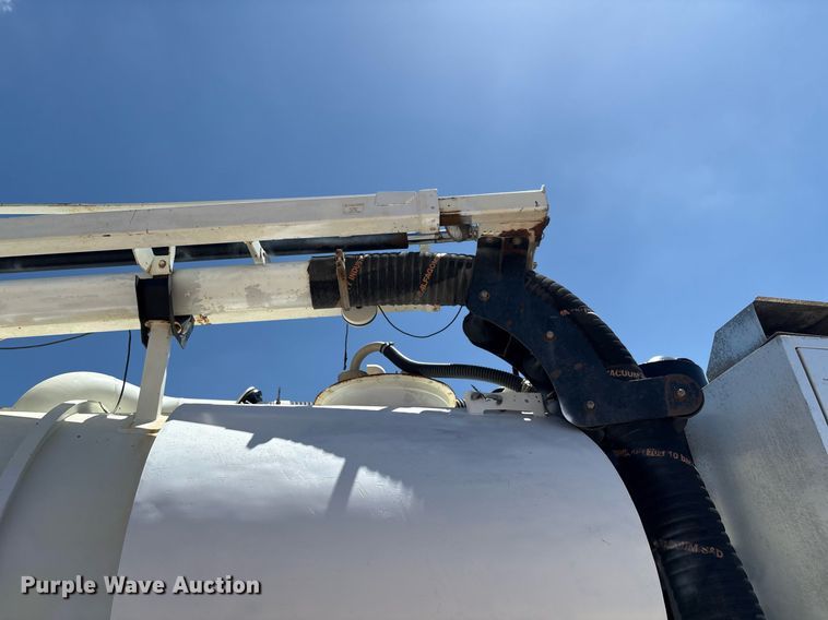 image for item DX8070 2009 International 7600 hydrovac truck