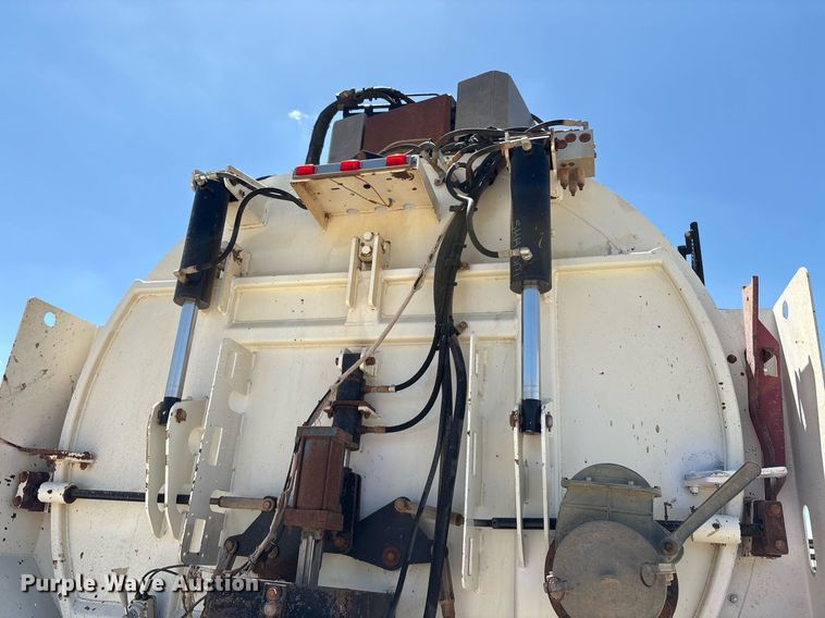 image for item DX8070 2009 International 7600 hydrovac truck