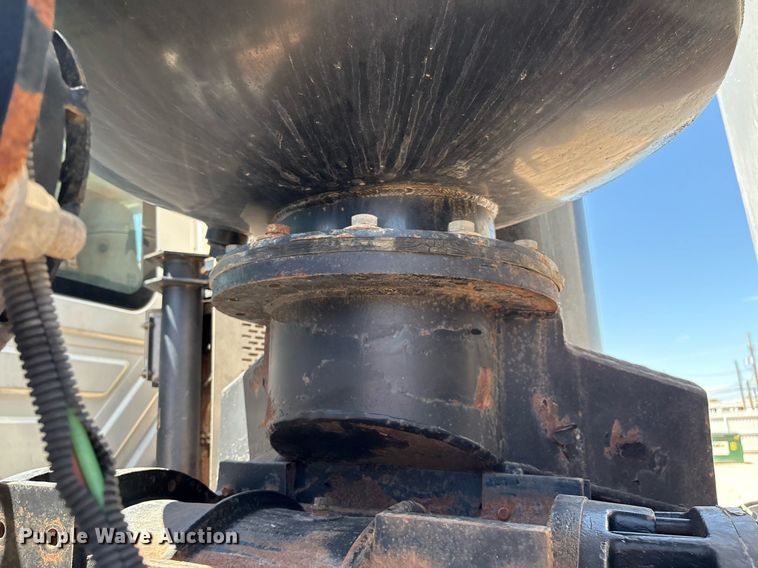 image for item DX8070 2009 International 7600 hydrovac truck