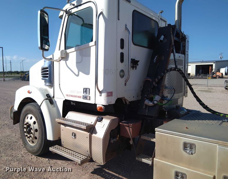 image for item DY0447 2015 Freightliner Coronado SD122 semi truck