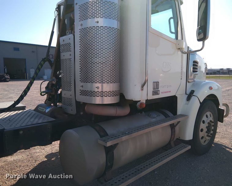 image for item DY0447 2015 Freightliner Coronado SD122 semi truck