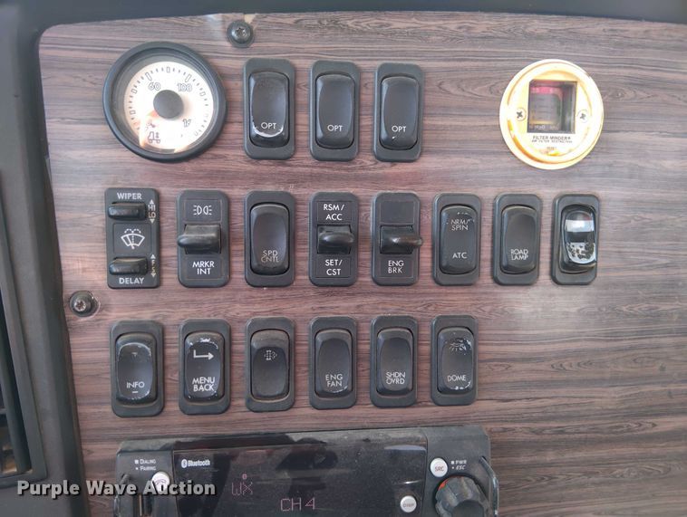 image for item DY0447 2015 Freightliner Coronado SD122 semi truck