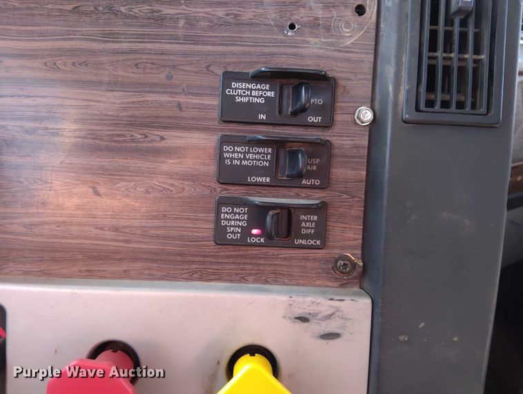 image for item DY0447 2015 Freightliner Coronado SD122 semi truck