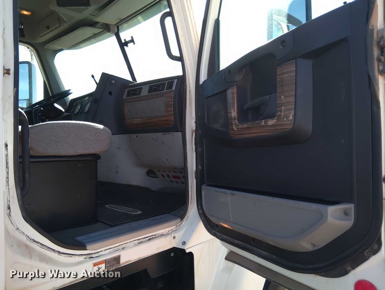 image for item DY0447 2015 Freightliner Coronado SD122 semi truck